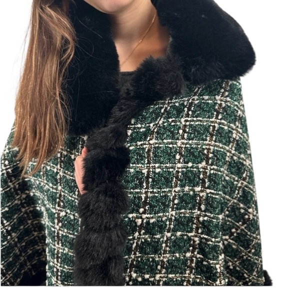 Vince Camuto Green Tweed Faux Fur Shawl Cape (Missing Closure) - Picture 4 of 5